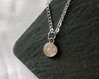 Collar delicado de plata con carita sonriente: Cadena de acero inoxidable hipoalergénica