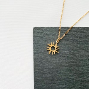 Minimalist tiny sun necklace, gold dainty sunshine necklace, hypoallergenic stainless steel necklace, elegant gift for her, pendant necklace