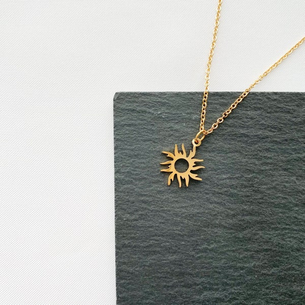 Collier de soleil minuscule minimaliste, collier de soleil délicat en or, collier en acier inoxydable hypoallergénique, cadeau élégant pour elle, collier pendentif