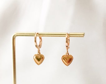 Boucles d'oreilles dorées à breloques coeur, boucles d'oreilles en acier inoxydable, petites créoles en or, cadeau minimaliste pour elle, cerceaux huggie charms pendants