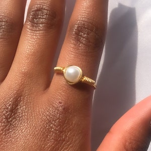 Perlenring Perlen, nicht anlaufende hypoallergene Ringe, zierliche Goldringe, handgemachte drahtgewickelte Ringe, Geschenk für sie, minimalistischer stapelbarer Ring