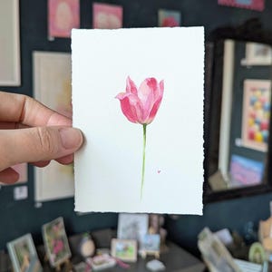 Tarjeta de felicitación con tulipán rosa, postal original con acuarela