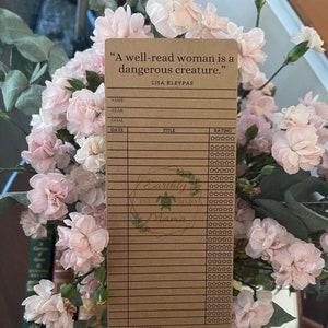 Una mujer bien leída es una criatura peligrosa Tarjeta de biblioteca / Marcador de lista de lectura / Marcador de biblioteca vintage / Rastreador de libros / Desafío de libros