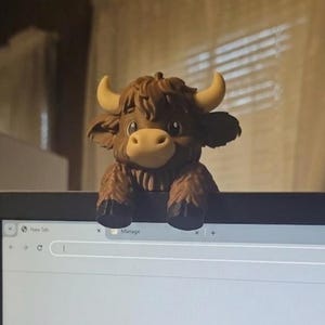 Söt 3D-utskriven höglandskon-monitorkompis - Udda hemmakontorsinredningspresent | Coo-figur skrivbordsdjur