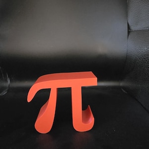 Puede incluir: Un símbolo Pi naranja brillante, tridimensional. La constante matemática se muestra sobre un fondo oscuro. El símbolo es una pieza sólida, única, con una parte superior curva y dos patas curvas.