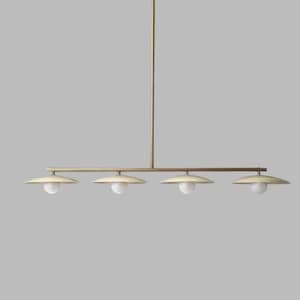以下が含まれることがあります： オフホワイトの円盤型シェードが4つ付いた、モダンなペンダントライト。各シェードには白い電球が1つずつあります。真鍮色のロッド1本で吊り下げられています。