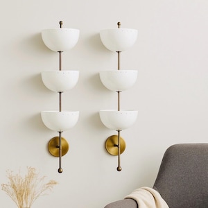 Moderne wandkandelaar met drie kommen uit het midden van de eeuw – witte keramiek en messing lamp voor hal of woonkamer
