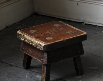 Antieke ongewone Schotse primitief geschilderde grenen kruk uit het midden van de 19e eeuw, volkskunst