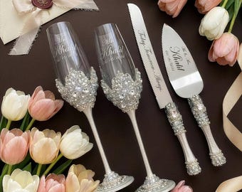 Wedding cake cutting set and glasses, personalized wedding flutes, wedding cake serving set, wedding cake knife and glasses bride and groom