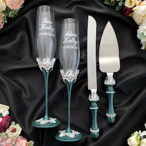 Emerald wedding flutes, personalized toasting glasses, green cake cutter set wedding, green wedding cake serving set