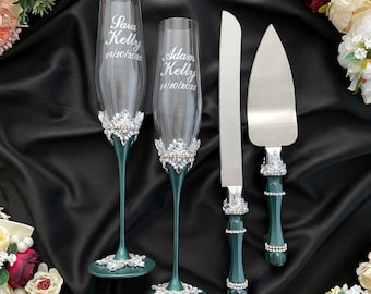Emerald wedding flutes, personalized toasting glasses, green cake cutter set wedding, green wedding cake serving set
