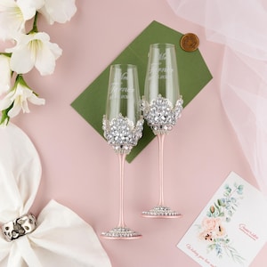 Personalized wedding glasses for bride and groom, Engraved wedding champagne glasses, pink wedding flutes