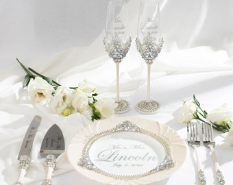 Wedding cake cutting set, engraved champagne glasses, cake serving set, wedding cake knife and flutes for bride and groom