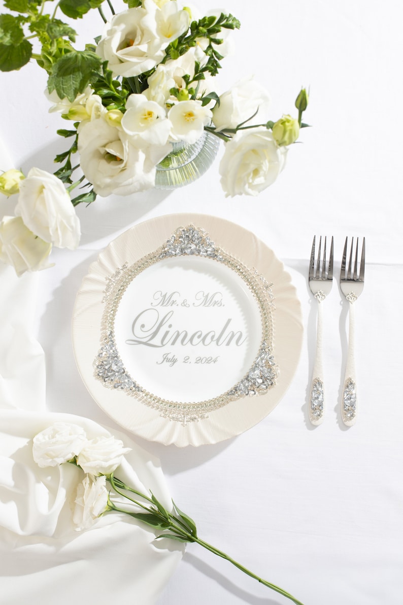 Wedding glasses and serving set for bride and groom, engraved toasting flutes, cake cutter set, wedding cake knife, cake cutting set wedding