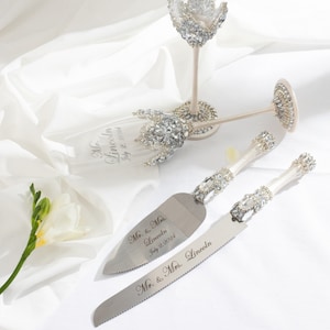 Wedding glasses and serving set for bride and groom, engraved toasting flutes, cake cutter set, wedding cake knife, cake cutting set wedding
