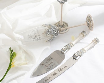 Wedding serving set for bride and groom, engraved toasting flutes, cake cutter set, wedding cake knife, cake cutting set wedding