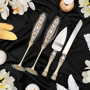 Ivory wedding glasses and cake cutter set, Light gold wedding flutes for bride and groom,  ivory wedding cake cutting set