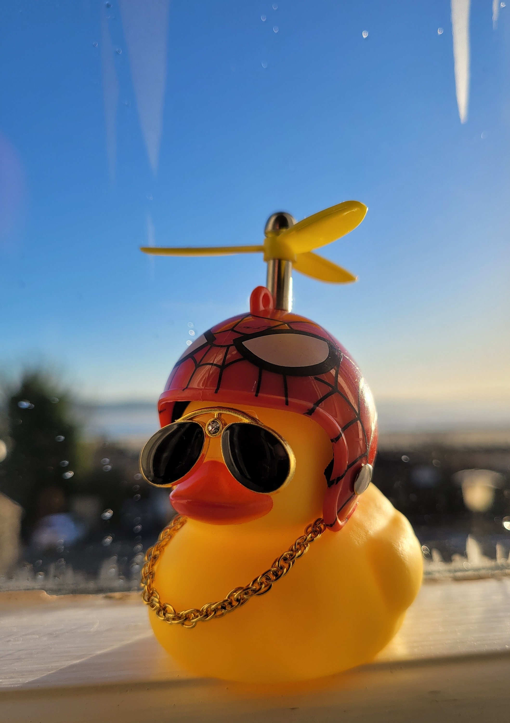 Gummiente, niedliche, gelbe windbrechende Ente mit Propeller-Helm