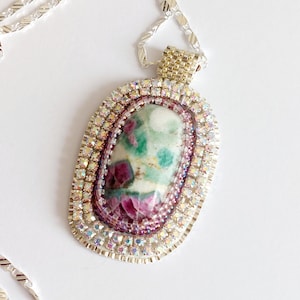 Pendentif, pierre précieuse, beau pendentif brodé de perles rubis en fuchshite sur une chaîne fantaisie de ton argenté, fabriqué à la main par moi-même