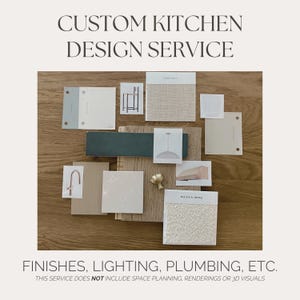 Może przedstawiać: Tablica inspiracji do projektu kuchni. Tablica zawiera pr&oacute;bki farb, płytek, drewna, tkanin i okuć. Tekst na tablicy brzmi "CUSTOM KITCHEN DESIGN SERVICE" i "FINISHES, LIGHTING, PLUMBING, ETC. THIS SERVICE DOES NOT INCLUDE SPACE PLANNING, RENDERINGS OR 3D VISUALS".