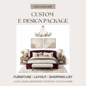 Puede incluir: Concepto de diseño de interiores con una cama burdeos, mesitas de noche de madera y lámparas. La imagen incluye una lámpara de araña, obras de arte y el texto "CUSTOM E-DESIGN PACKAGE". El diseño ofrece servicios de mobiliario, diseño y lista de compras.
