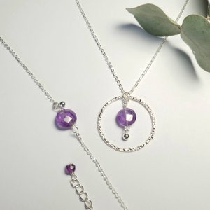 Puede incluir: Un collar de plata con un colgante circular texturizado y una piedra preciosa de amatista p&uacute;rpura. Tambi&eacute;n se incluye una pulsera a juego con una piedra preciosa de amatista p&uacute;rpura.