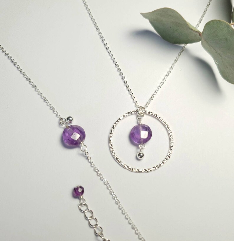 Puede incluir: Un collar de plata con un colgante circular texturizado y una piedra preciosa de amatista p&uacute;rpura. Tambi&eacute;n se incluye una pulsera a juego con una piedra preciosa de amatista p&uacute;rpura.