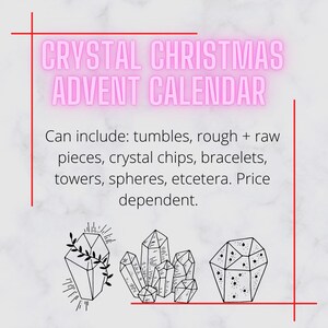 Op de afbeelding: Een roze neonbord leest "CRYSTAL CHRISTMAS ADVENT CALENDAR". De afbeelding bevat lijntekeningen van kristallen en tekst met mogelijke insluitsels: trommelstenen, ruwe stukken, kristalschilfers, armbanden, torens en bollen. De achtergrond is een marmerpatroon.