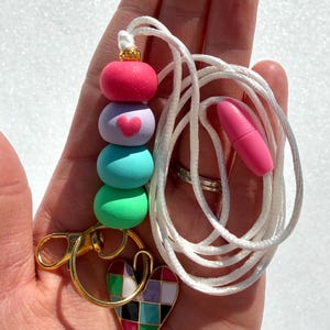 Cordão para professor com miçangas – Crachá de identificação artesanal em argila polimérica para o Dia dos Namorados