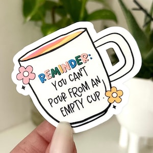 Puede incluir: Una pegatina blanca con una ilustración de taza colorida y el texto "RECORDATORIO: No se puede verter de una taza vacía."