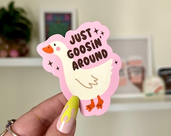 Just Goosin Around 防水ステッカー、友達への面白いギフト、おバカなガチョウ、ウォーターボトルステッカー、親友へのギフト