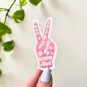 Struikel niet over wat er achter je zit Waterdichte sticker, inspirerende stickers, motiverende sticker, positiviteitssticker, waterflesstickers