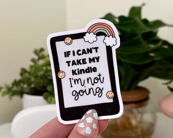 Peut inclure: Un autocollant blanc avec une bordure noire et un motif arc-en-ciel. L'autocollant dit "Si je ne peux pas prendre mon Kindle, je ne vais pas".