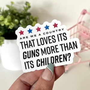 Siamo un Paese che ama le sue armi più dei suoi bambini Adesivo impermeabile, Diritti umani, Giustizia sociale, Diritti delle donne
