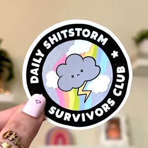 Täglicher Sh!tstorm Survivors Club wasserdichter Aufkleber, Aufkleber für psychische Gesundheit, Handgezeichnete Kunst, Bestfriend Geschenke, Positivität