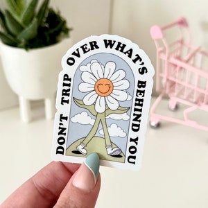 Struikel niet over wat er achter je zit waterdichte sticker madeliefje, inspirerende stickers, motiverende sticker, sticker positiviteit, waterflesstickers