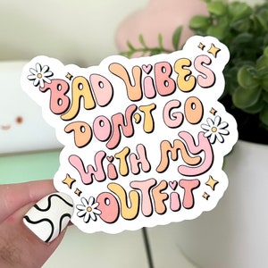 Waterdichte sticker Bad Vibes Don't Go With My Outfit, inspirerende stickers, motiverende sticker, sticker positiviteit, stickers waterfles