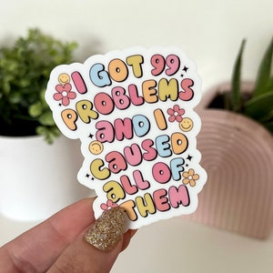 Ho 99 problemi e li causo tutti. Adesivo impermeabile, adesivo divertente, adesivi retrò, regali alla moda, bambino problematico, regali per lei.
