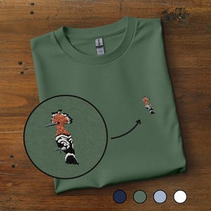 Broderad t-shirt med härfågel: Unisex bomulls-t-shirt med rund hals, minimalistisk fågelmotiv