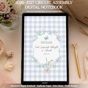 Op de afbeelding: Een digitale tablet met een 2026-2027 Circuit Assembly digitaal notitieboek op een lichtblauwe gingham achtergrond. De omslag bevat een bloemenkrans, een vlinder en de tekst: Find Exquisite Delight in Jehovah, Psalm 37:4.