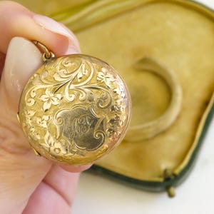 Antique 12K Gold Fill Locket – Engraved “AF” Monogram & Floral Back – Victorian Round Photo Keepsake