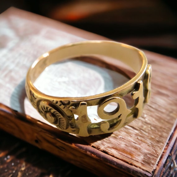 Antique 1918 Yellow Gold Band - image 3