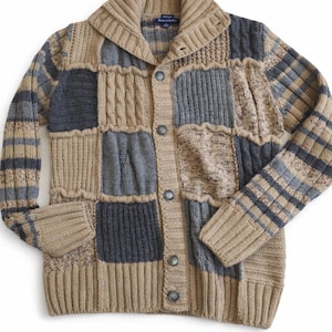 Puede incluir: Un cárdigan patchwork en tonos beige, gris y azul. El suéter presenta un cuello chal, una parte delantera abotonada y varias texturas de punto. Las mangas y el cuerpo están compuestos por diferentes cuadrados de punto.