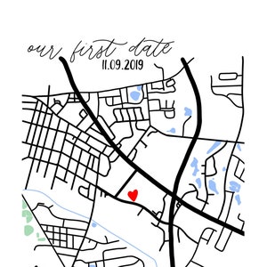 Puede incluir: Un mapa en blanco y negro con un corazón rojo marcando una ubicación. El texto "our first date 11.09.2019" está escrito en la parte superior del mapa.
