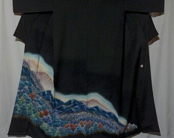 Antiker schwarzer Tomesode Kimono aus den 1940er Jahren, verschönert mit einem handbemalten Landschaftsmuster