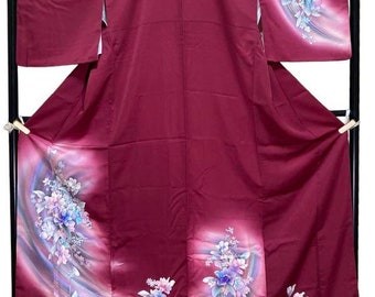 Kimono houmongi japonais rare et ancien en soie naturelle des années 1930 peint à la main de couleur bordeaux