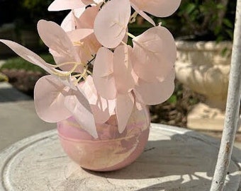 Hübsche Schüsselvase aus rosafarbener und perlmuttfarbener Keramik