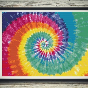 Może przedstawiać: Kolorowy wzór tie-dye w kształcie spirali. Kolory to czerwony, pomarańczowy, żółty, zielony, niebieski i fioletowy.