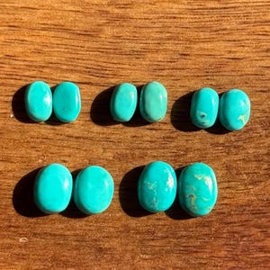 Aantrekkelijke natuurlijke ongekalibreerde arizona donkergroene turkoois cabochons (10 stuks per verpakking)