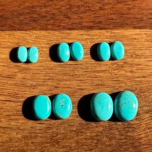Prachtige natuurlijke Arizona medium blauwe turkoois ongekalibreerde cabochons (10 stuks per verpakking)
